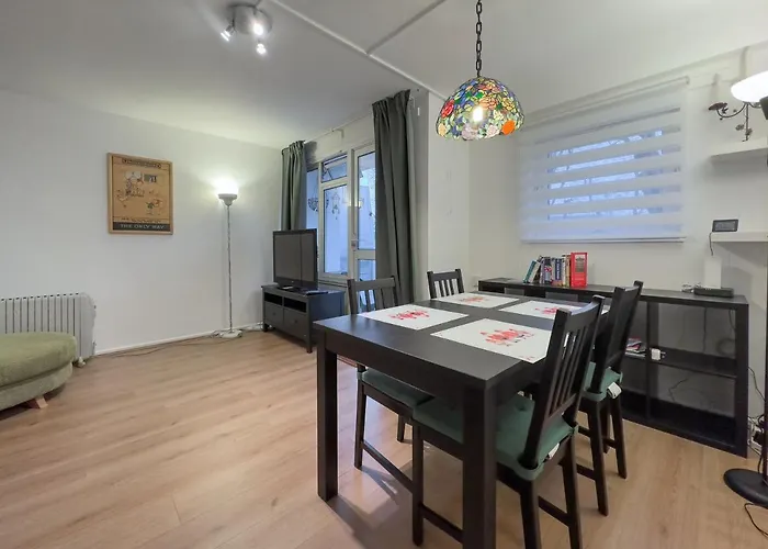 Beautiful 2 Bedroom & Balcony Flat In Central London