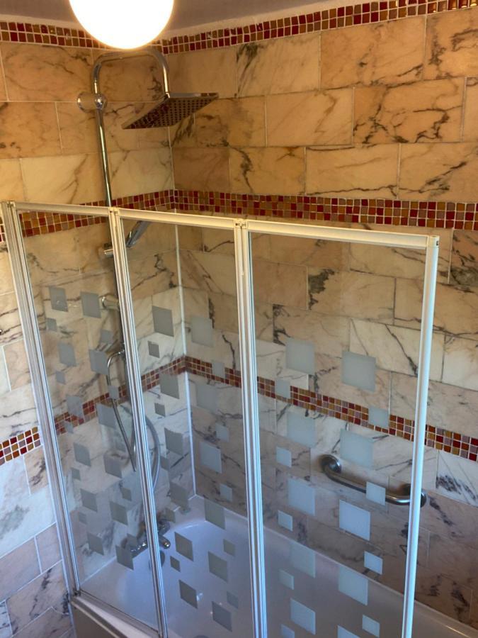 Beautiful 2 Bedroom & Balcony Flat In London