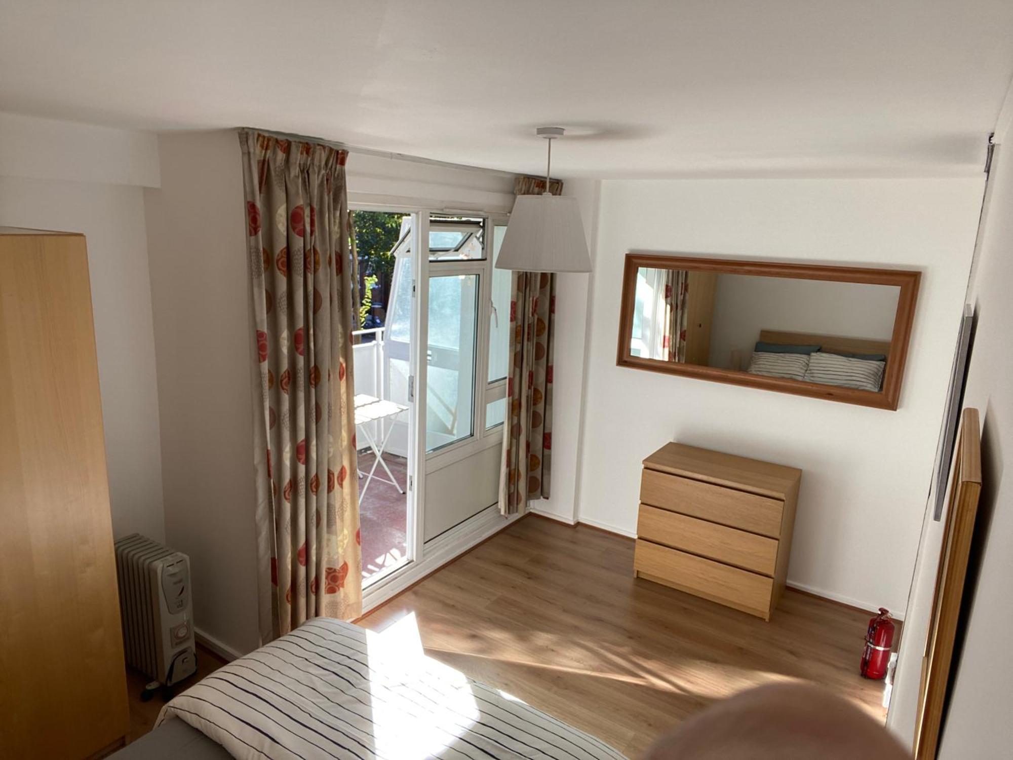 Beautiful 2 Bedroom & Balcony Flat In Apartment London